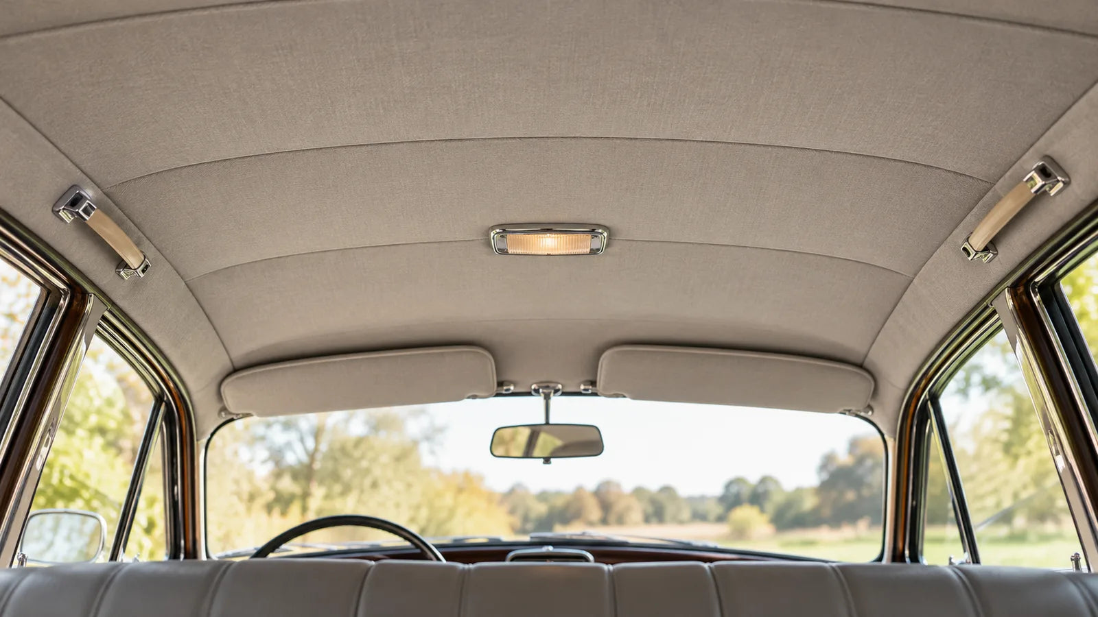 Habitacle de voiture avec ciel de toit en tissu clair